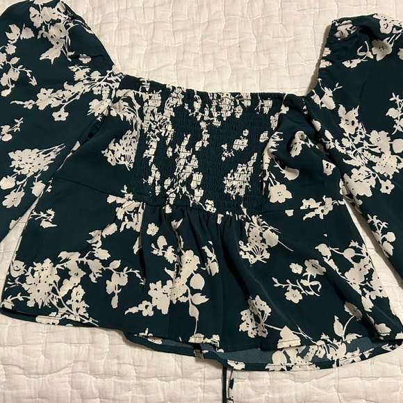 Abercrombie Long Sleeve Cinched Front Top Puff Sleeves Green Floral - Picture 3 of 3